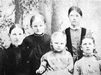 photo_hart_sarah_and_daughters.GIF (8401 bytes)