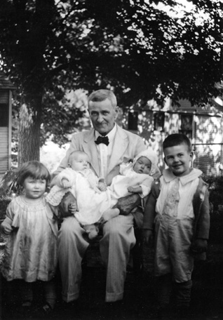 photo_phinney_john_and_grandchildren.jpg (58294 bytes)