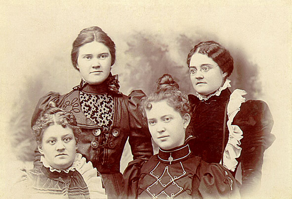 photo_welborn_and_farris_sisters.jpg (125945 bytes)